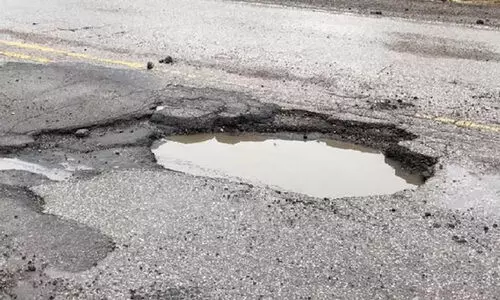 ഗര്‍ത്തങ്ങൾ നിറഞ്ഞ് റോഡുകള്‍; ദുരിത യാത്രയില്‍ ജനം