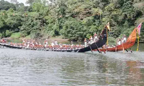 പമ്പയിൽ ആവേശത്തിരയായി പേരൂർച്ചാൽ ജലമേള പമ്പയിൽ ആവേശത്തിരയായി പേരൂർച്ചാൽ ജലമേള