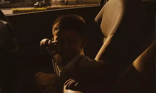 യാത്രക്കിടെ മിഠായി വാങ്ങാൻ കാർ നിർത്തിയ കുടുംബം നാലു വയസ്സുകാരനെ മറന്നു; കാറിന് പിറകെ നിലവിളിച്ചോടിയ കുട്ടിക്ക് രക്ഷകരായി നാട്ടുകാർ, സംഭവം മലപ്പുറം മങ്കടയിൽ യാത്രക്കിടെ മിഠായി വാങ്ങാൻ കാർ നിർത്തിയ കുടുംബം നാലു വയസ്സുകാരനെ മറന്നു; കാറിന് പിറകെ നിലവിളിച്ചോടിയ കുട്ടിക്ക് രക്ഷകരായി നാട്ടുകാർ, സംഭവം മലപ്പുറം മങ്കടയിൽ