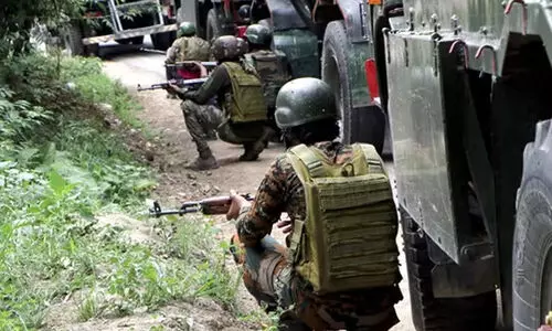 കശ്മീരിലെ കുൽഗാമിൽ ഏറ്റുമുട്ടൽ; രണ്ട് സൈനികർക്ക് വീരമൃത്യു, രണ്ട് ഭീകരരെ വധിച്ചു