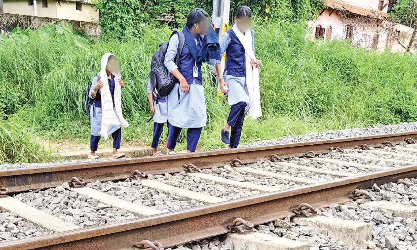 ഭീ​ഷ​ണി​യാ​യി റെ​യി​ൽ​വേ ട്രാ​ക്ക് മ​റി​ക​ട​ക്ക​ൽ; വേ​ണം, പു​തു​ന​ഗ​രം വ​ട​ക്കേ​ത്തെ​രു​വി​ൽ മേ​ൽ​പാ​ലം