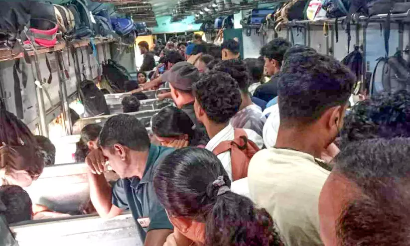 ദേശീയപാതയെ കൈയൊഴിഞ്ഞ് യാത്രക്കാർ; ട്രെയിനുകളിൽ നിന്നുതിരിയാൻ ഇടമില്ല