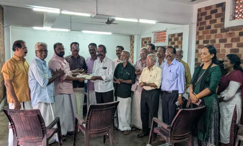 ദി​ന​ക​ര​ന് സാ​ന്ത്വ​ന​മേ​കി സ്നേ​ഹ​സ്പ​ർ​ശം പൊ​തു​കൂ​ട്ടാ​യ്മ