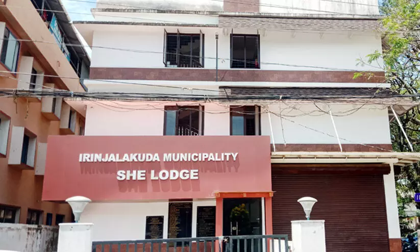 കാത്തിരിപ്പിന് വിട, ഇരിങ്ങാലക്കുട ഷീ ലോഡ്ജ് പ്രവർത്തനമാരംഭിച്ചു കാത്തിരിപ്പിന് വിട, ഇരിങ്ങാലക്കുട ഷീ ലോഡ്ജ് പ്രവർത്തനമാരംഭിച്ചു