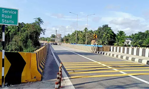 ആ​റു​വ​രി​പ്പാ​ത​യി​ൽ കൂ​രി​യാ​ട് പാ​ല​ത്തി​ൽ അ​ഞ്ചു വ​രി മാ​ത്രം