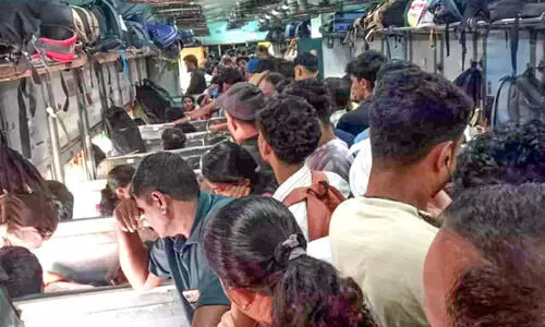 ദേശീയപാതയെ കൈയൊഴിഞ്ഞ് യാത്രക്കാർ; ട്രെയിനുകളിൽ നിന്നുതിരിയാൻ ഇടമില്ല