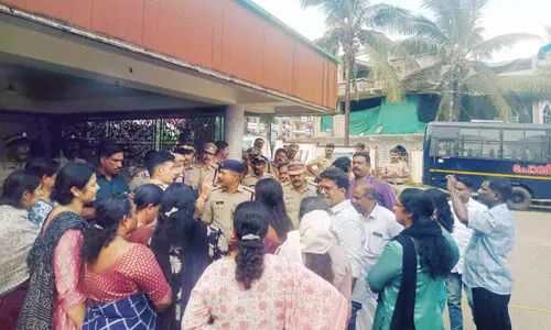 കിഴക്കമ്പലം ബസ്​ സ്റ്റാൻഡ്: ട്വന്‍റി20 അടച്ചു, സി.പി.എം തുറന്നു