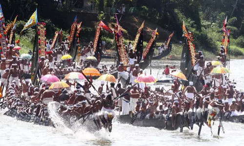 ഒരുങ്ങി കരകൾ; ആറന്മുളയിൽ ആവേശപ്പോര്