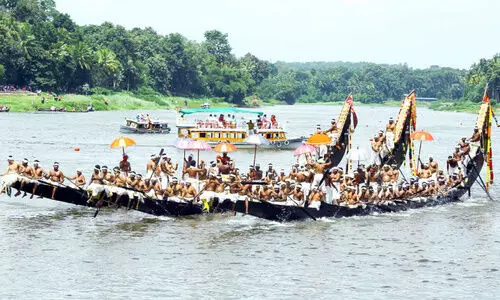 നി​റ​ച്ചാ​ർ​ത്ത​ണി​ഞ്ഞ്​....