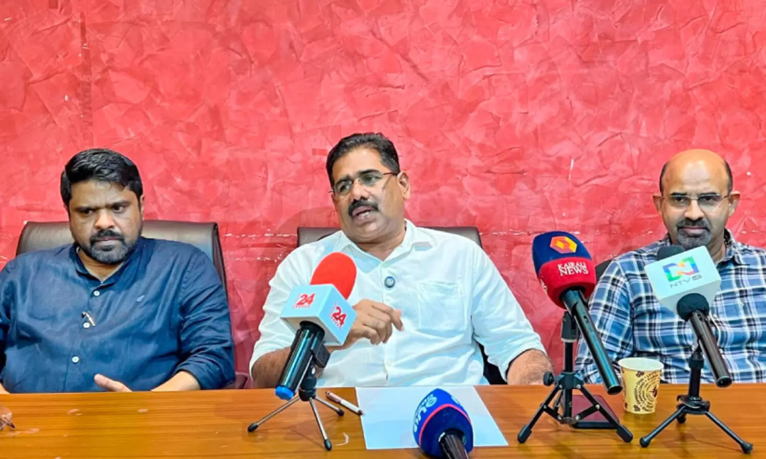 പ്ര​വാ​സി ഹ​ജ്ജ്​ പാ​ക്കേ​ജി​ന്‍റെ നി​ര​ക്കേ​റു​മെ​ന്ന്​ ഹ​ജ്ജ് ക​മ്മി​റ്റി അം​ഗം