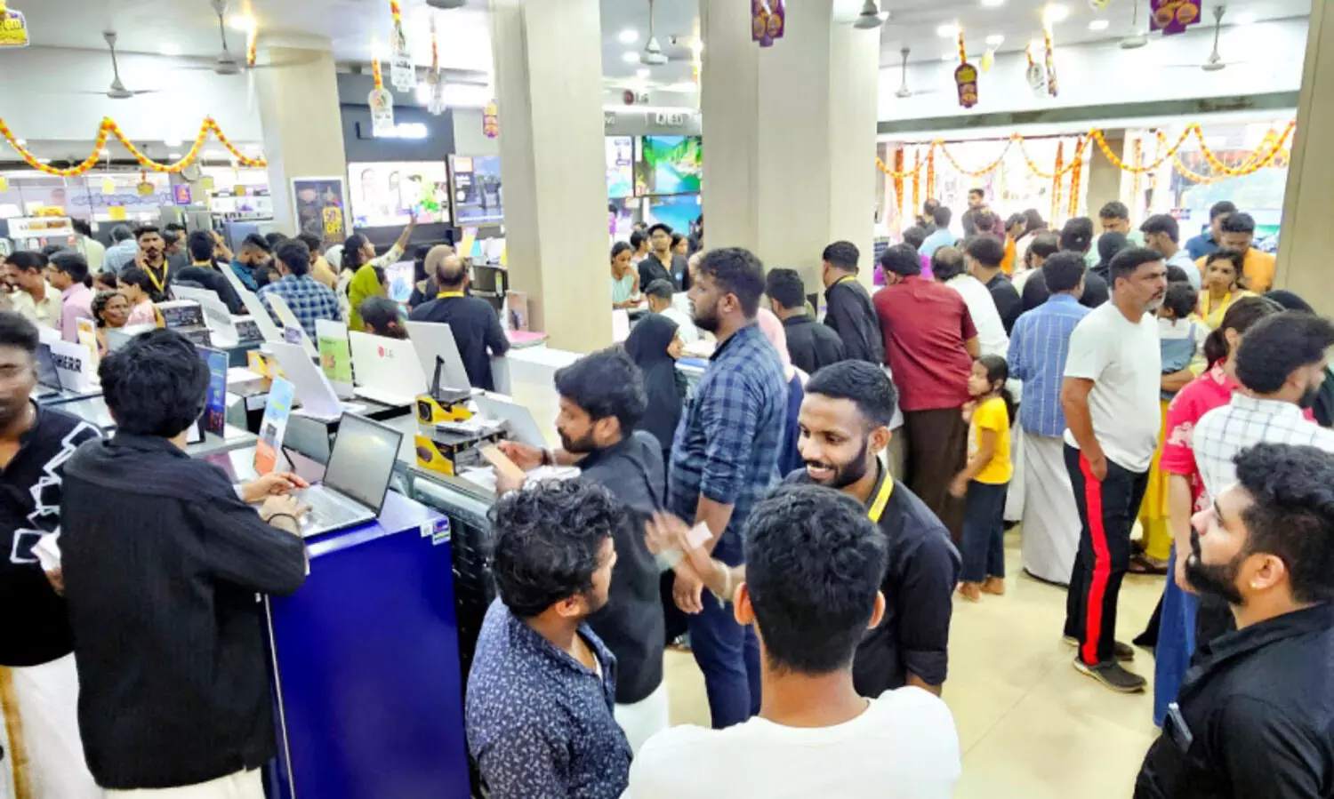 ഓണം കഴിഞ്ഞും നിക്ഷാനിൽ ഓഫർ മൂഡ്