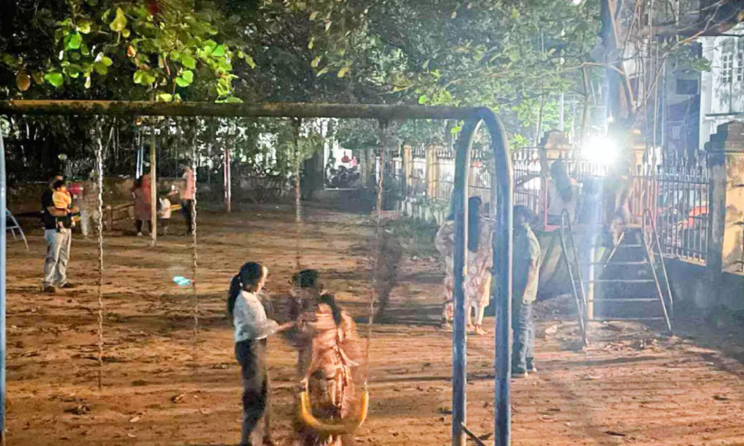 ഇ​രു​ൾ​മൂ​ടി ടാ​ഗോ​ർ പാ​ർ​ക്കും മാ​ഹി പു​ഴ​യോ​ര ന​ട​പ്പാ​ത​യും