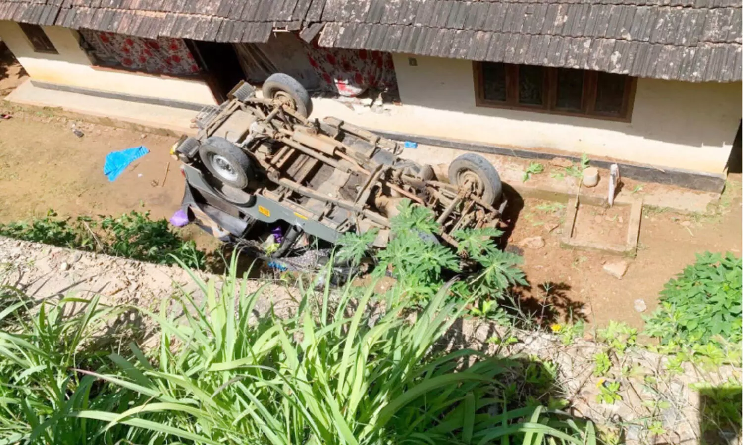 നി​യ​ന്ത്ര​ണം​വി​ട്ട ജീ​പ്പ് മ​റി​ഞ്ഞ് 11 പേ​ർ​ക്ക് പ​രി​ക്ക്