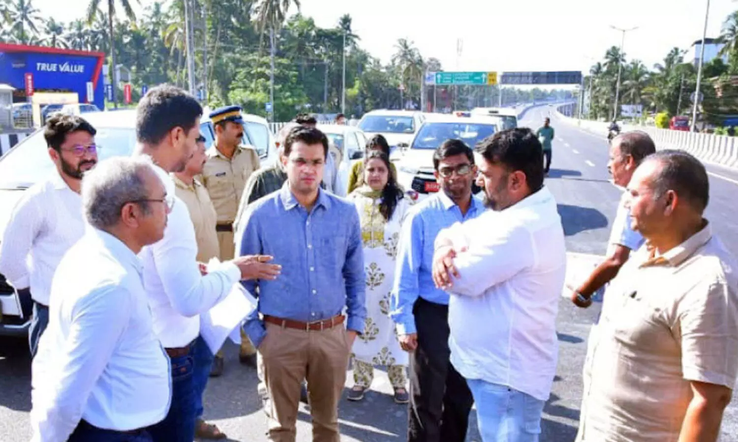 ദേ​ശീ​യ​പാ​ത വെ​ങ്ങ​ളം; അ​ഴി​യൂ​ര്‍ റീ​ച്ച് സ​ര്‍വി​സ് റോ​ഡു​ക​ളു​ടെ അ​റ്റ​കു​റ്റ​പ്പ​ണി ഒ​രാ​ഴ്ച​ക്ക​കം പൂ​ര്‍ത്തി​യാ​ക്കും -ജി​ല്ല ക​ല​ക്ട​ര്‍
