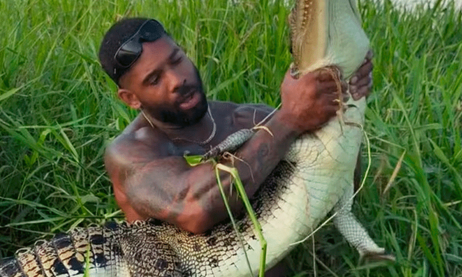 അമേരിക്കയിൽ നിന്ന് ആസ്ട്രേലിയയിലെത്തി തടാകത്തിൽ നിന്ന് മുതലകളെ പിടികൂടുന്ന വീഡിയോ വൈറൽ: ‘ടാർസൻ’ ഇൻഫ്ലുവൻസർക്കെതിരെ അന്വേഷണം