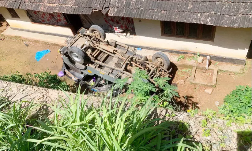 നി​യ​ന്ത്ര​ണം​വി​ട്ട ജീ​പ്പ് മ​റി​ഞ്ഞ് 11 പേ​ർ​ക്ക് പ​രി​ക്ക്