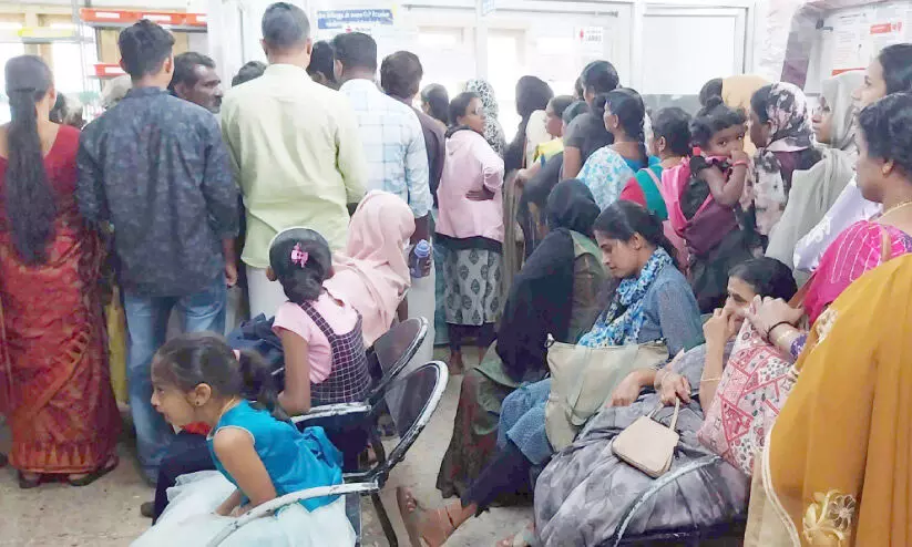 ജില്ല ആശുപത്രി ഒ.പിയിൽ രണ്ട് ഡോക്ടർമാർ മാത്രം: രോഗികൾ ദുരിതത്തിൽ ജില്ല ആശുപത്രി ഒ.പിയിൽ രണ്ട് ഡോക്ടർമാർ മാത്രം: രോഗികൾ ദുരിതത്തിൽ