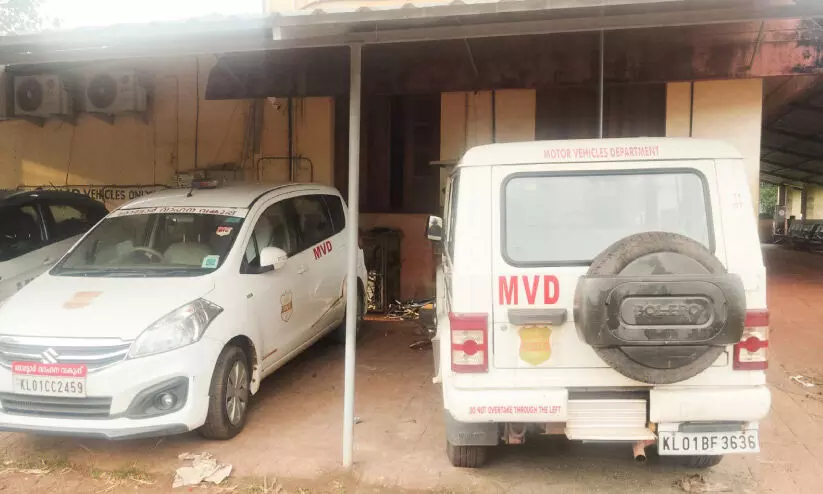 മോ​ട്ടോ​ർ വാ​ഹ​ന വ​കു​പ്പി​​ന്റെ വാ​ഹ​ന​ങ്ങ​ൾ ഒ​ന്ന​ര​മാ​സ​മാ​യി ക​ട്ട​പ്പു​​റ​ത്ത്