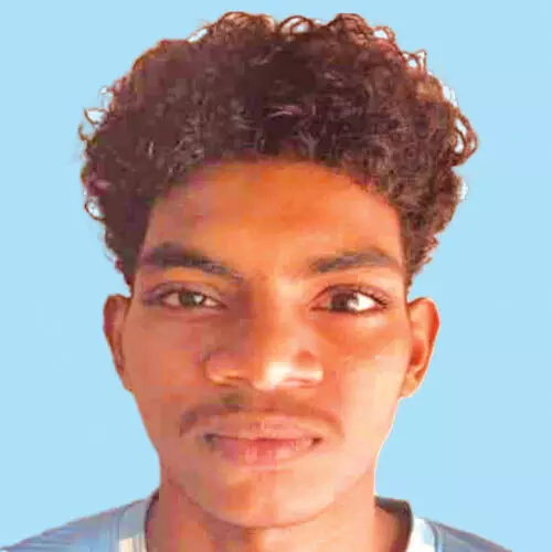 ബൈ​ക്ക് ഇ​ല​ക്ട്രി​ക് പോ​സ്റ്റി​ലി​ടി​ച്ച്  പ​രി​ക്കേ​റ്റ യു​വാ​വ് മ​രി​ച്ചു