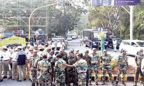 ചാ​മു​ണ്ഡി കു​ന്നി​ൽ ഹി​ന്ദു​ത്വ സം​ഘ​ട​ന​ക​ളു​ടെ പ്ര​തി​ഷേ​ധം പൊ​ലീ​സ് ത​ട​ഞ്ഞു