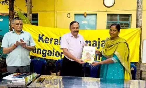 ഓ​ണാ​ര​വം സ്മ​ര​ണി​ക പ്ര​കാ​ശ​നം ചെയ്തു