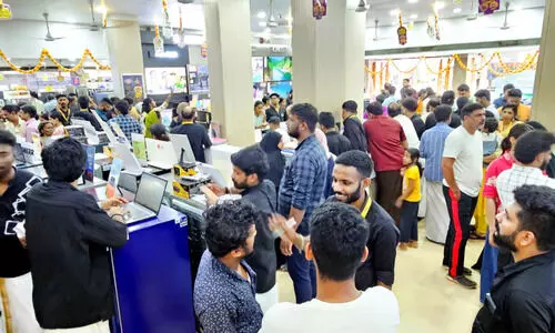 ഓണം കഴിഞ്ഞും നിക്ഷാനിൽ ഓഫർ മൂഡ്