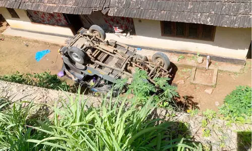 നി​യ​ന്ത്ര​ണം​വി​ട്ട ജീ​പ്പ് മ​റി​ഞ്ഞ് 11 പേ​ർ​ക്ക് പ​രി​ക്ക്