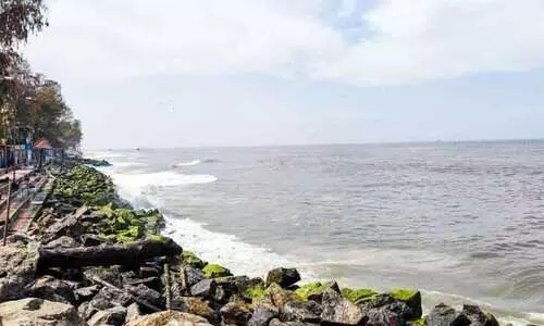 കരകവർന്നും തീരംവെച്ചും കടൽ ‘വിസ്മയം; ദിനംപ്രതി എത്തുന്നത് നൂറുകണക്കിന് സന്ദർശകർ കരകവർന്നും തീരംവെച്ചും കടൽ ‘വിസ്മയം; ദിനംപ്രതി എത്തുന്നത് നൂറുകണക്കിന് സന്ദർശകർ