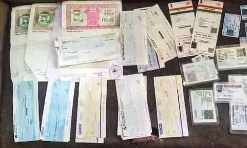 ഓപറേഷൻ ഷൈലോക്; പണവും ചെക്കുകളും കണ്ടെടുത്തു ഓപറേഷൻ ഷൈലോക്; പണവും ചെക്കുകളും കണ്ടെടുത്തു