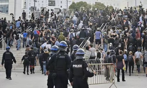 ഫ്രാൻസ് ശാന്തമാകുന്നില്ല; മാക്രോൺ രാജിവെക്കുമോ? പുതിയ പ്രധാനമന്ത്രി വന്നിട്ടും പ്രതിഷേധക്കാർ തെരുവിൽ തന്നെ