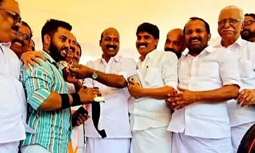 സുജിത്തിന് ഡി.സി.സി പ്രസിഡന്റിന്റെ  സ്വർണമാല സമ്മാനം