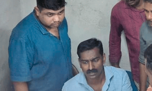 പെൻഷൻ തട്ടിപ്പ് കേസിലെ പ്രതി അഖിൽ സി. വർഗീസിനെ കോട്ടയം നഗരസഭയിലെത്തിച്ച് തെളിവെടുത്തു