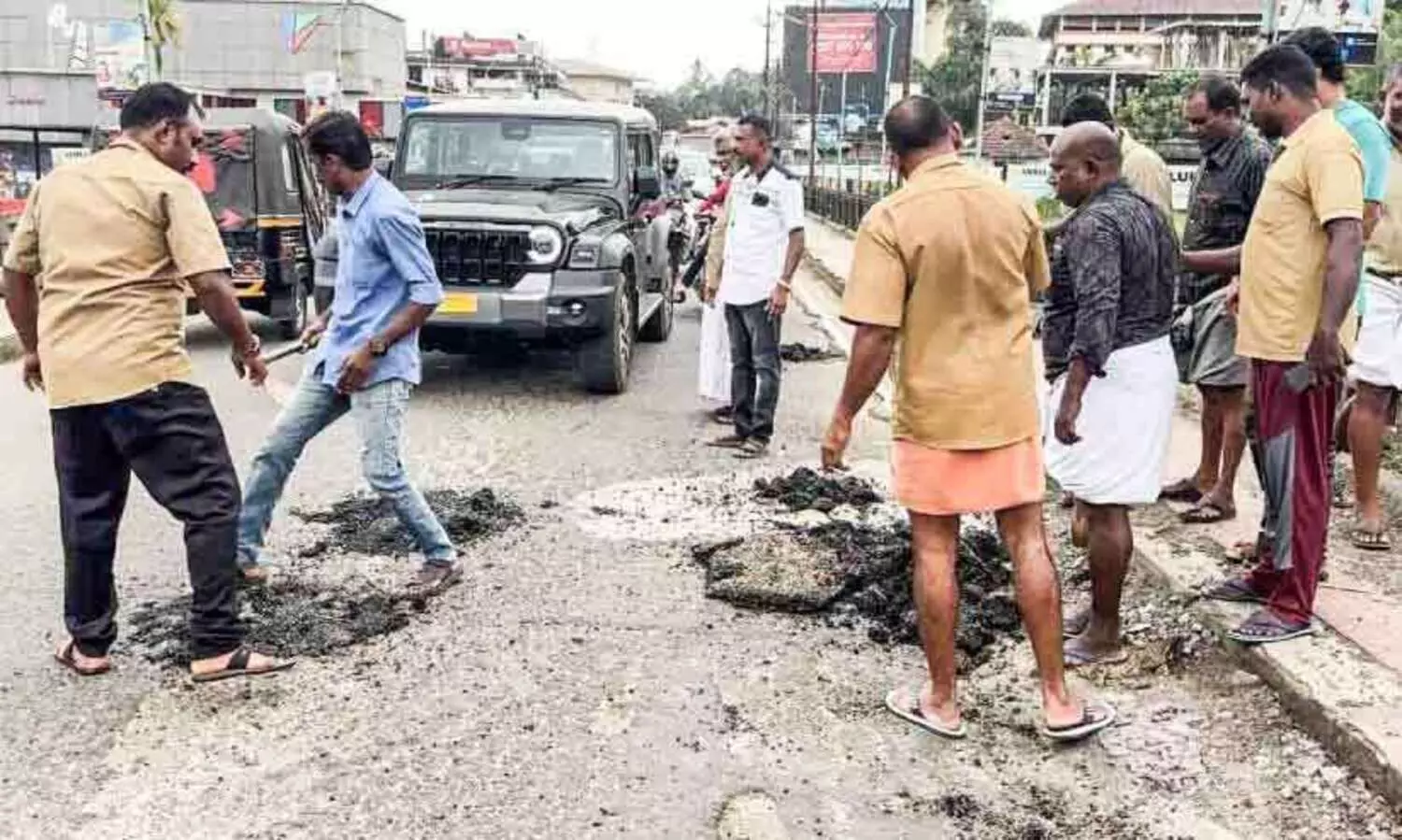 അധികൃതർക്ക് പണമില്ല, സമയവും; പാലത്തിലെ കുഴികളടച്ച് ഓട്ടോ ഡ്രൈവർമാർ