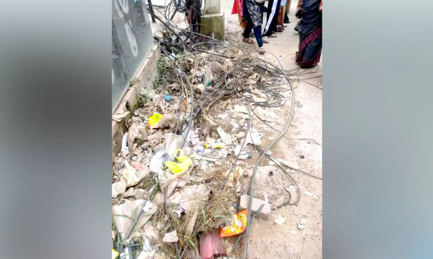 നടപ്പാതയിലെ കേബിളുകൾ വഴിയാത്രക്കാർക്ക് ഭീഷണിയായി