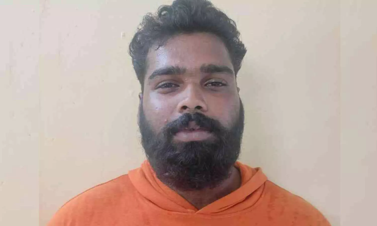 പള്ളിയുടെ പ്രവേശന കവാടത്തിലെ നെയിം ബോർഡിൽ ഇരുമ്പ് കമ്പി കുത്തി കയറ്റി; യുവാവ് പിടിയിൽ