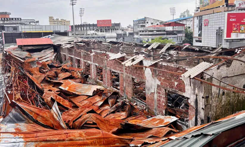 അഗ്നിബാധയുടെ അവശിഷ്ടങ്ങൾ നീക്കം ചെയ്യാത്തത് സുരക്ഷാഭീഷണി