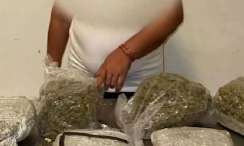 മസ്കത്ത് വിമാനത്താവളം വഴി കഞ്ചാവ് കടത്ത്; രണ്ട് വനിതാ യാത്രികർ പിടിയിൽ മസ്കത്ത് വിമാനത്താവളം വഴി കഞ്ചാവ് കടത്ത്; രണ്ട് വനിതാ യാത്രികർ പിടിയിൽ