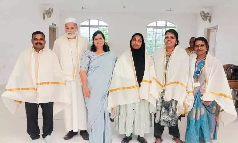 അ​ക​ക്ക​ണ്ണി​ന്റെ ദീ​പ്തി​യി​ൽ അ​ഭി​മാ​ന​ത്തോ​ടെ ഇ​വ​ർ