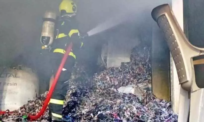 സലാലയില് വെയര് ഹൗസില് തീപിടിത്തം സലാലയില് വെയര് ഹൗസില് തീപിടിത്തം