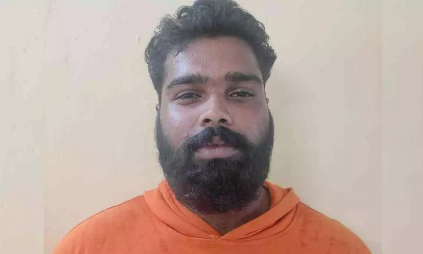 പള്ളിയുടെ പ്രവേശന കവാടത്തിലെ നെയിം ബോർഡിൽ ഇരുമ്പ് കമ്പി കുത്തി കയറ്റി; യുവാവ് പിടിയിൽ