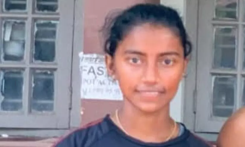 കണ്ടെയ്നർ ലോറി സ്കൂട്ടറിൽ ഇടിച്ച് ബിരുദ വിദ്യാർഥിനിക്ക് ദാരുണാന്ത്യം കണ്ടെയ്നർ ലോറി സ്കൂട്ടറിൽ ഇടിച്ച് ബിരുദ വിദ്യാർഥിനിക്ക് ദാരുണാന്ത്യം