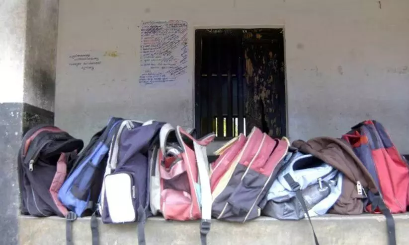 സ്കൂളുകളിലെ പാമ്പുഭീഷണി: മാർഗരേഖയുമായി സർക്കാർ, കുട്ടികളുടെ ബാഗും ഷൂസും ക്ലാസിന് പുറത്ത് സൂക്ഷിക്കരുത് സ്കൂളുകളിലെ പാമ്പുഭീഷണി: മാർഗരേഖയുമായി സർക്കാർ, കുട്ടികളുടെ ബാഗും ഷൂസും ക്ലാസിന് പുറത്ത് സൂക്ഷിക്കരുത്