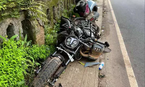 കോ​ണോ​ർ​വ​യ​ലി​ലെ അ​പ​ക​ടം: ഇ​രു​ച​ക്ര​വാ​ഹ​ന​ങ്ങ​ൾ ത​ക​ർ​ന്നു