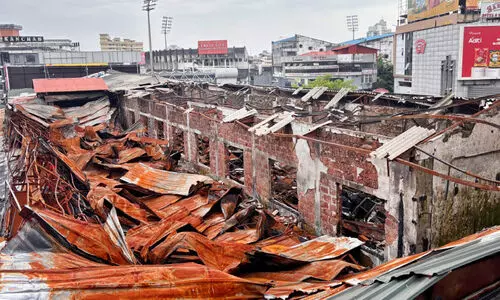 അഗ്നിബാധയുടെ അവശിഷ്ടങ്ങൾ നീക്കം ചെയ്യാത്തത് സുരക്ഷാഭീഷണി അഗ്നിബാധയുടെ അവശിഷ്ടങ്ങൾ നീക്കം ചെയ്യാത്തത് സുരക്ഷാഭീഷണി