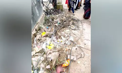 നടപ്പാതയിലെ കേബിളുകൾ വഴിയാത്രക്കാർക്ക് ഭീഷണിയായി