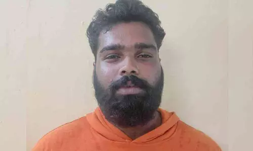 പള്ളിയുടെ പ്രവേശന കവാടത്തിലെ നെയിം ബോർഡിൽ ഇരുമ്പ് കമ്പി കുത്തി കയറ്റി; യുവാവ് പിടിയിൽ പള്ളിയുടെ പ്രവേശന കവാടത്തിലെ നെയിം ബോർഡിൽ ഇരുമ്പ് കമ്പി കുത്തി കയറ്റി; യുവാവ് പിടിയിൽ