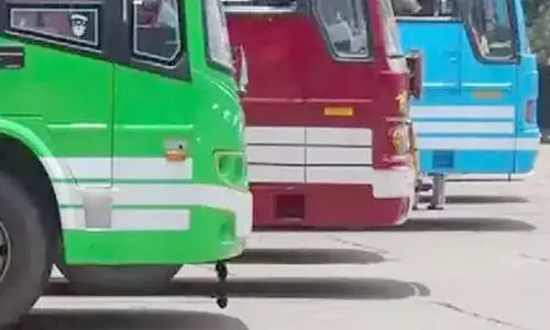 ഡോറിൽ വസ്ത്രം കുടുങ്ങി റോഡിൽ വീണ വിദ്യാർഥിനിയെയുംകൊണ്ട് ബസ്​ സഞ്ചരിച്ചത് അര കിലോമീറ്റർ