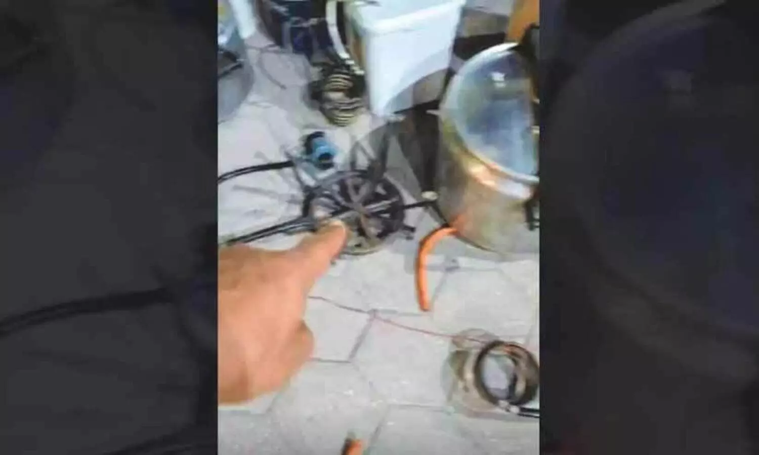 മം​ഗ​ഫി​ൽ കെ​ട്ടി​ട ബേ​സ്‌​മെ​ന്റി​ൽ മ​ദ്യ ഫാ​ക്ട​റി; മൂ​ന്ന് പ്ര​വാ​സി​ക​ൾ പി​ടി​യി​ൽ