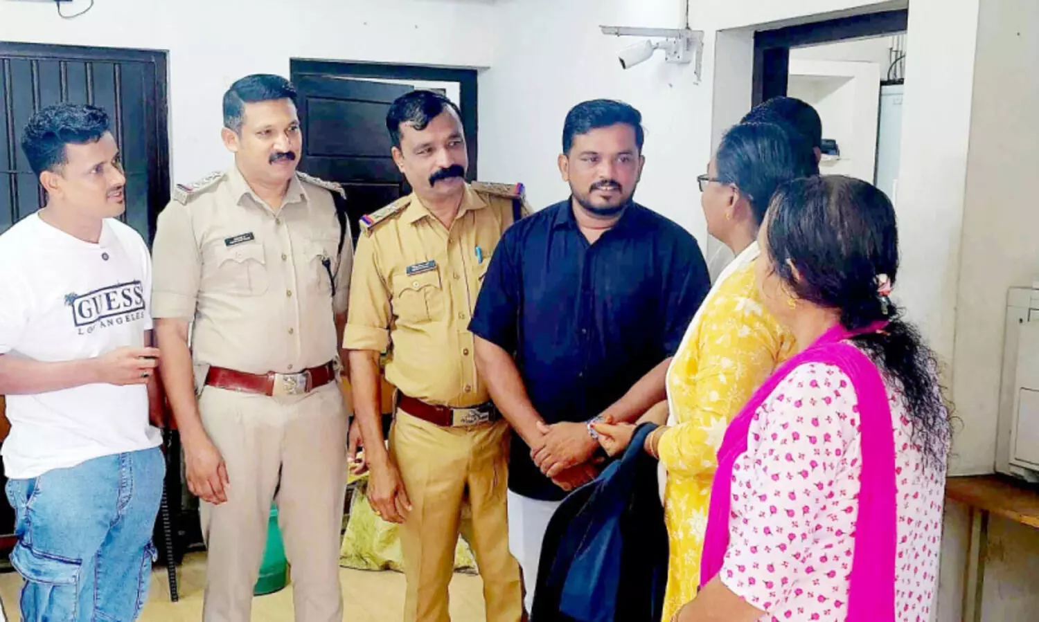 യു​വാ​വ് ഉ​ട​മ​ക്ക് തി​രി​ച്ചേ​ൽ​പ്പി​ച്ച​ത് വീ​ണു കി​ട്ടി​യ പ​ത്ത​ര പ​വ​ൻ സ്വ​ർ​ണാ​ഭ​ര​ണം