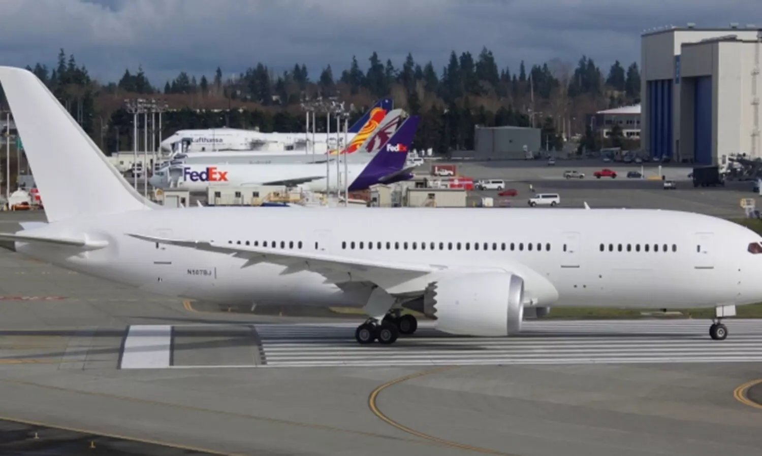 വിമാനങ്ങൾക്ക് വെള്ള നിറം മാത്രം നൽകുന്നതെന്തുകൊണ്ട്? ഈ നിയമത്തിൽ നിന്ന് ഒഴിവാക്കപ്പെട്ട ആ എയർലൈൻ?